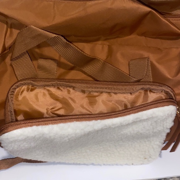 Tan DSW travel bag with small accessory bag - Picture 2 of 4